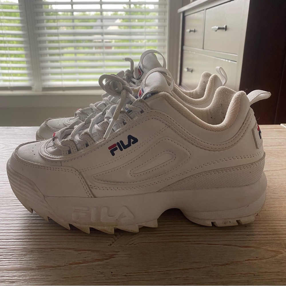 FILA Women’s Disruptor II Premium Sneakers❤️🤍💙